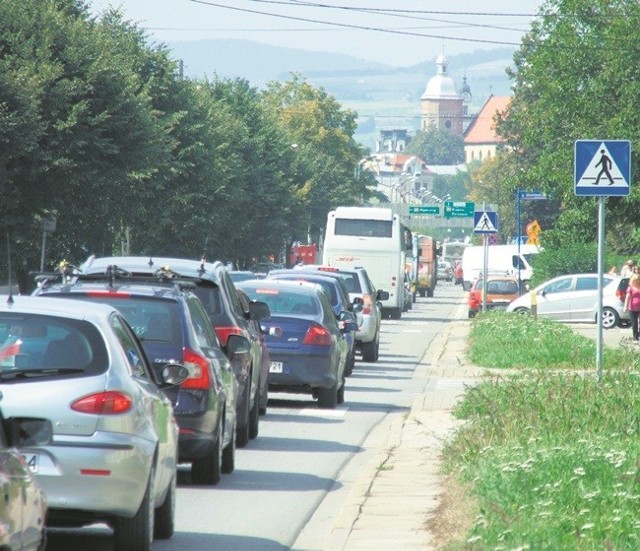 Sznurek samochodów na ul. Lwowskiej w godzinach szczytu zaczyna się w Piątkowej