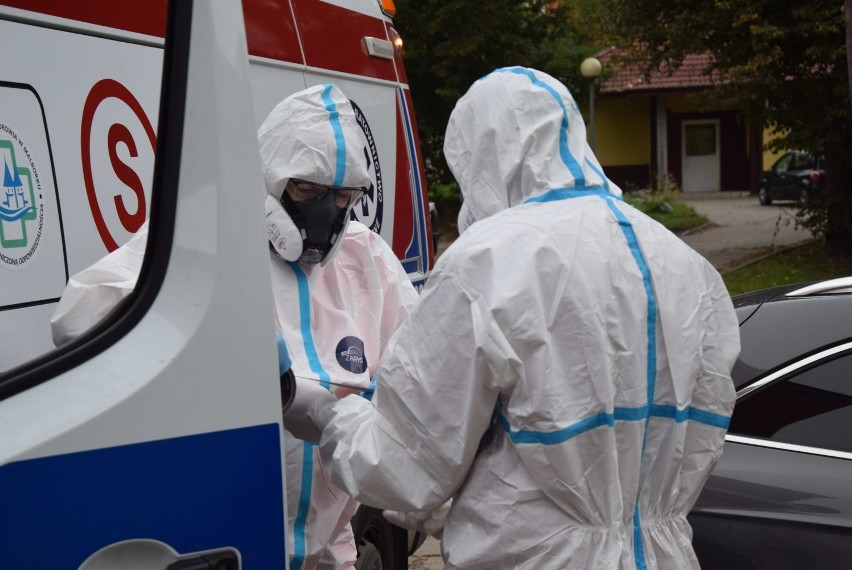 Malbork. Trwa epidemia - tak ratownicy medyczni w dzisiejszych czasach ruszają na pomoc pacjentom [ZDJĘCIA]