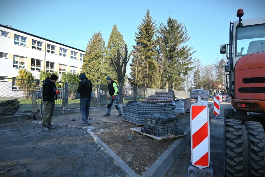 Remont skrzyżowania w rejonie ulic Szkolnej i Partyzantów w Kazimierzy Wielkiej. Są utrudnienia, ale wszystko idzie zgodnie z planem
