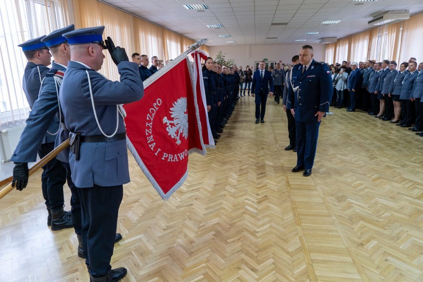 Uroczyste ślubowanie przyjętych do służby Kujawsko-Pomorskich policjantów [zdjęcia].