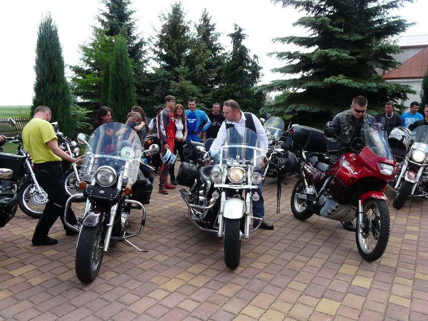 Szynkielów: Motocykliści w kościele