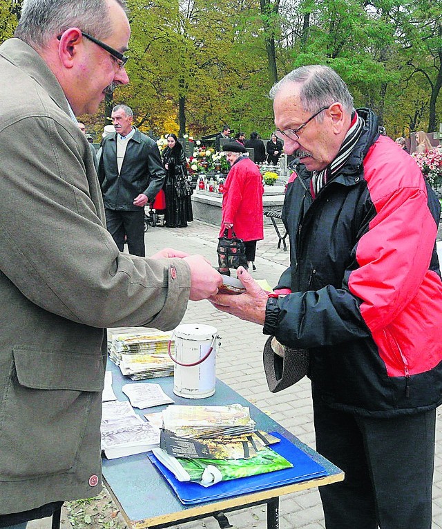 Obrazy trafią na pocztówki rozdawane podczas kwesty 1 listopada na tomaszowskich cmentarzach