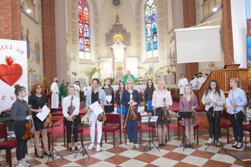 Muzyka zamiast kazania w kościele w Skarżysku - Kamiennej. Zaśpiewał były prezydent (ZDJĘCIA, WIDEO)