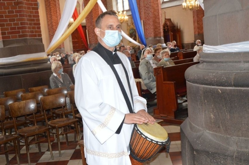 Muzyka zamiast kazania w kościele w Skarżysku - Kamiennej. Zaśpiewał były prezydent (ZDJĘCIA, WIDEO)