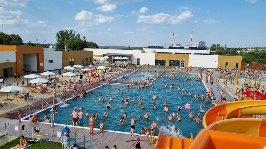 Tłumy na basenie w Niewiadowie. Mieszkańcy korzystają z ostatnich upalnych dni wakacji [ZDJĘCIA]