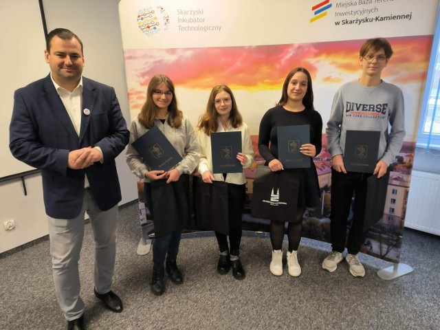 Czwórka uczniów ze skarżyskich szkół podstawowych otrzymała stypendia "Mocny Fundament".
