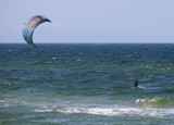 Słoneczny ale wietrzny Kołobrzeg przyciągnął amatorów kitesurfingu [ZDJĘCIA]