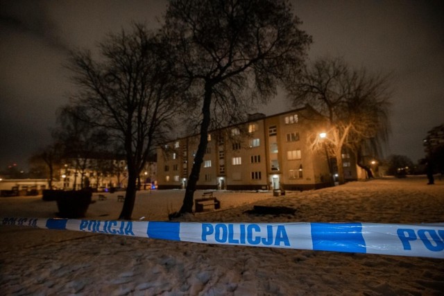 Tragiczny finał awantury domowej przy ulicy Pestalozziego w Bydgoszczy. Służby w jednym z mieszkań odkryły ciała dwóch młodych mężczyzn.
