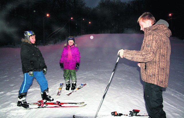 Ala i Emil Grzanka z Huciska uczą się bezpiecznej jazdy na nartach pod okiem instruktora Arkadiusza Kazka