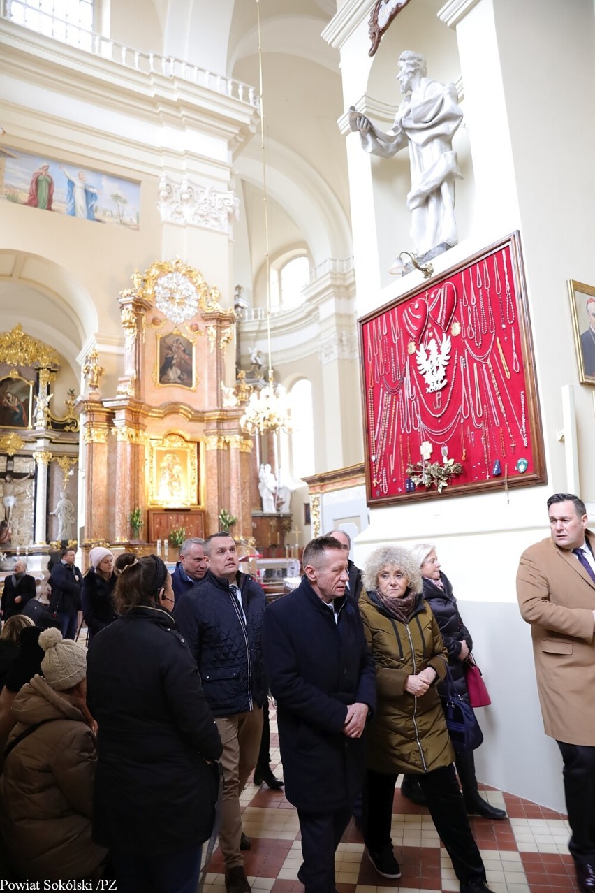 Powiat sokólski na szlaku turystycznym Wielkiego Gościńca Litewskiego. Cenne kulturowo miejsca zwiedziła delegacja senatorów i muzealników