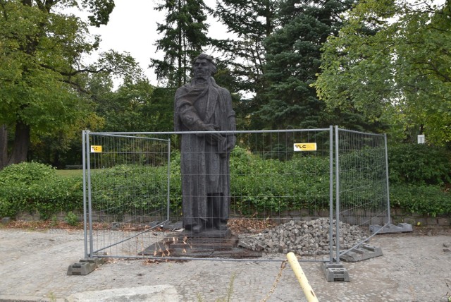 Powrót pomnika Adama Mickiewicza miał symbolicznie zakończyć remont ul. Sikorskiego. Pomnik jeszcze chwilę musi poczekać. Ale Sikorskiego ma być otwarta lada moment