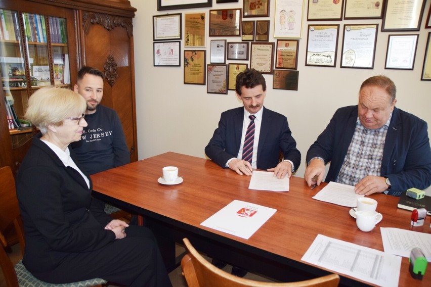 Gmina Sławno - podpisano umowy na przebudowę dróg