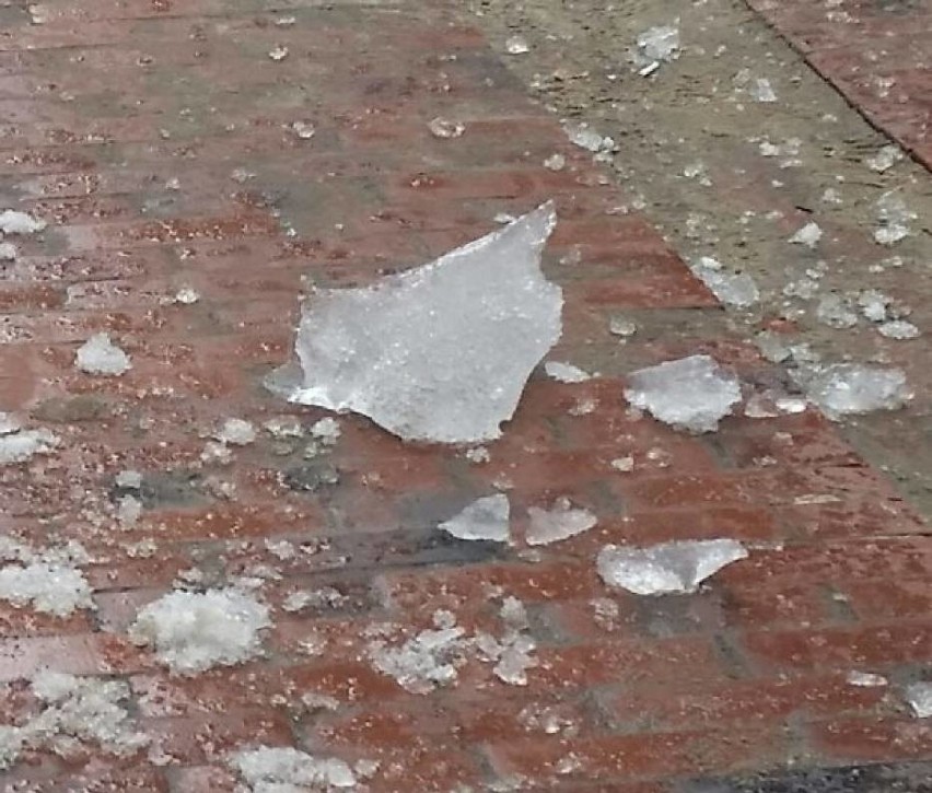 Bryła lodu spadł z dachu na zamojskiej starówce. Niemal...