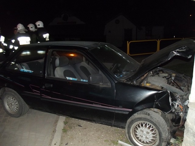 2 kwietnia br. około godziny 22.00 oficer dyżurny Komendy Powiatowej Policji w Piszu został poinformowany o tym, że w dom mieszkalny w miejscowości Ukta wjechał samochód osobowy. Z relacji zgłaszającego wynikało, że kierujący mógł być pod wpływem alkoholu.