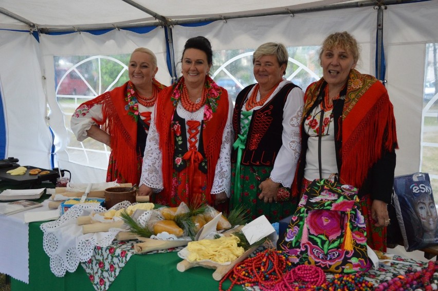 XV Dni Powiatu Kartuskiego - dzień drugi - Perły dla Życia, kraina rękodzieła i muzyka pokoleń na scenie ZDJĘCIA, WIDEO