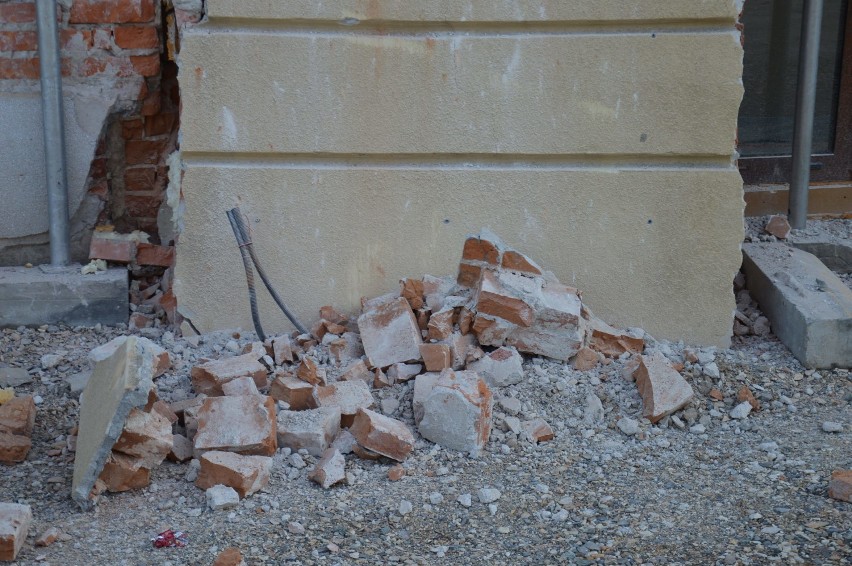 Bochnia. Ewakuowano lokatorów kamienicy w centrum miasta. Odpadł fragment muru budynku. Kamienicy grozi katastrofa? [ZDJĘCIA]