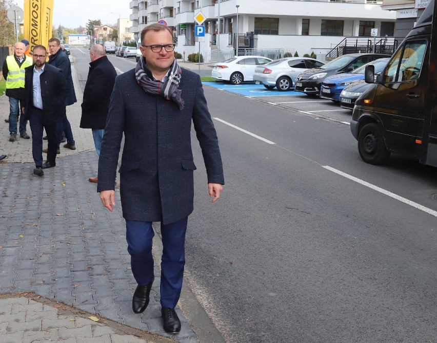 Nowy asfalt, chodniki i przejścia - ulica Wolność w Radomiu po 40 latach doczekała się remontu. Koniec z dziurami i kałużami. Zobacz zdjęcia