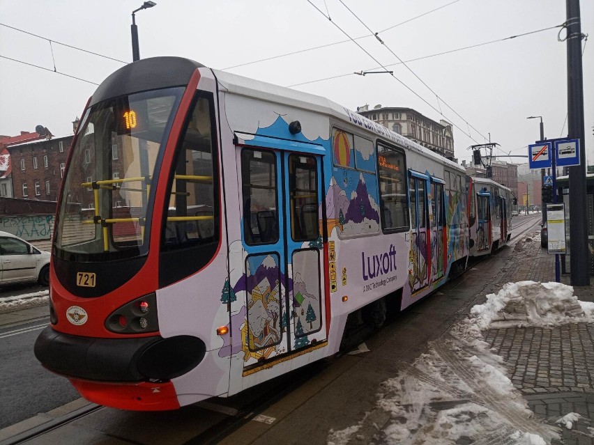 Tramwaj numer 10 na ulicy 3 Maja w Chorzowie 23 stycznia.