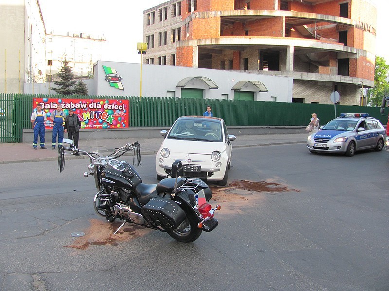 Wypadek na ulicy Chopina w Kaliszu. Ranny motocyklista w szpitalu. FOTO