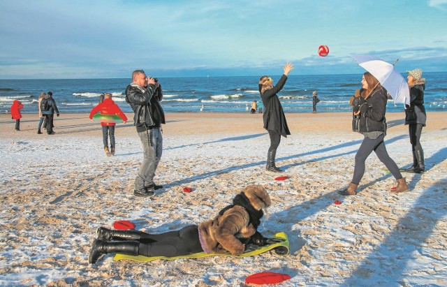 Bohaterowie filmu niespodziewanie lądują  z plażowymi akcesoriami w środku zimy