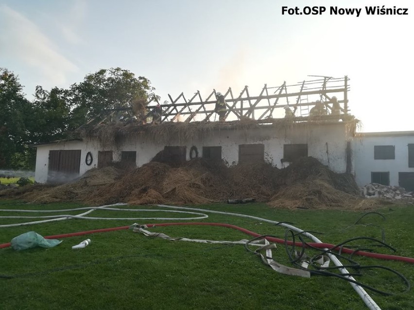 Pożar dachu stajni w Krolówce, ogromne straty w wyniku uderzenia pioruna [ZDJĘCIA]