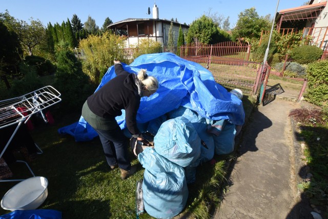 Z pożaru udało się uratować ubrania i rzeczy osobiste. Meble nadają się tylko na opał, naczyń się chyba nie uda wyczyścić.