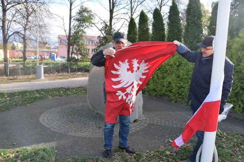 Powstańcza flaga na maszcie przy ulicy Dworcowej