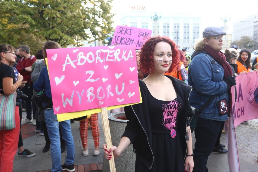 II marsz pro choice. Protestujący wyszli na ulice z okazji Dnia Bezpiecznej Aborcji