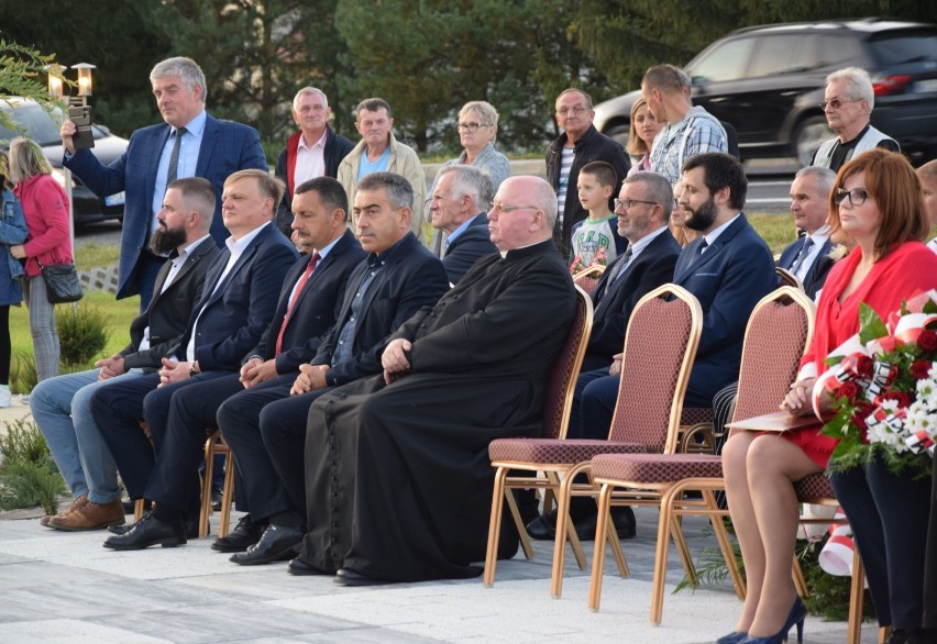 Odsłonięcie pomnika w Besku upamiętniającego mieszkańców poległych w czasie II wojny światowej [ZDJĘCIA]