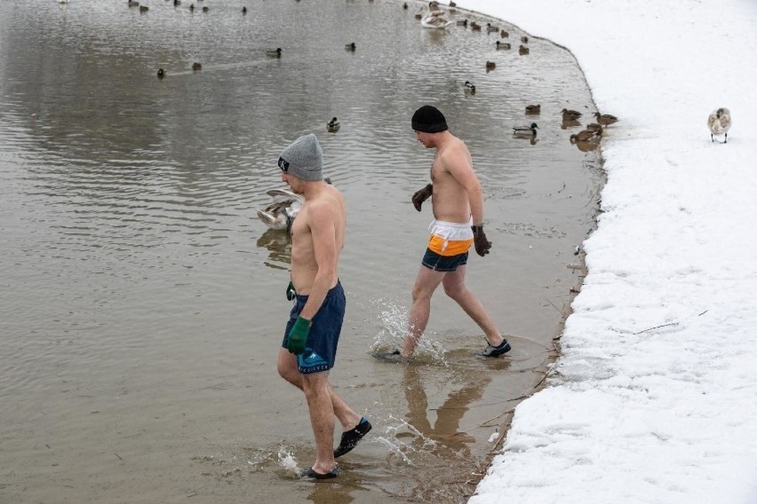 W Krakowie wykąpać się w lodowatej wodzie legalnie można...