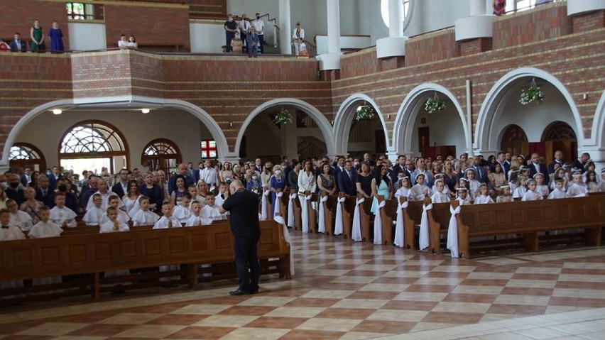 Uczniowie SP nr 4 w Inowrocławiu przystąpili do I Komunii Świętej 