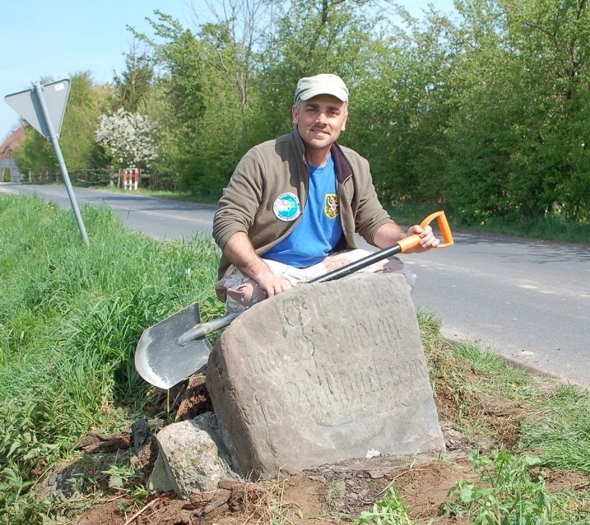 Maciej Boryna z Muzeum Ziemi Szprotawskiej przy kamieniu.