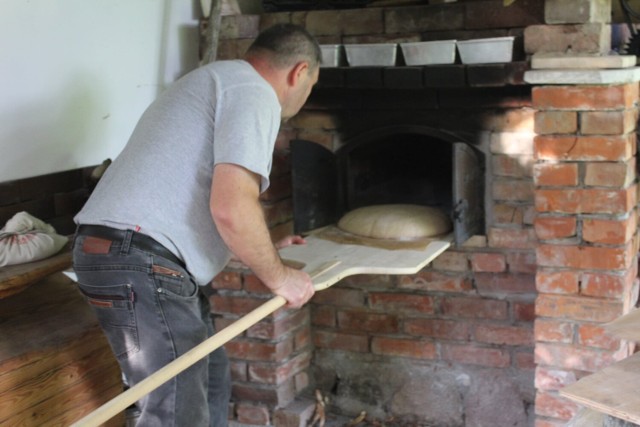 Pieczenie chleba to sztuka, której można się nauczyć. Najbliższe warsztaty w Dawnej Wozowni w Miłoradzu już w sobotę.
