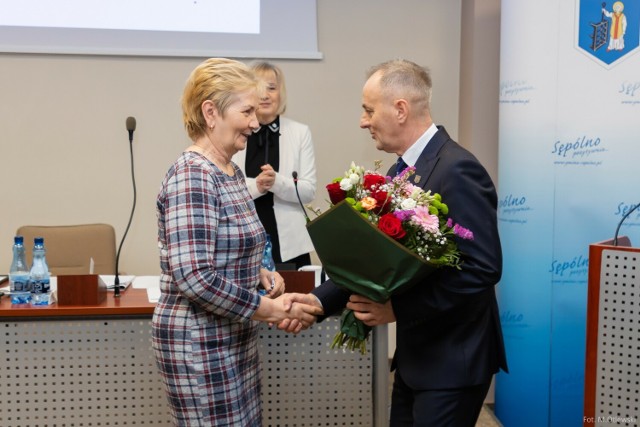 Podziękowania dla szefowej "Vity" Zdzisławy Skórczewskiej na sesji Rady Miejskiej w Sępólnie Krajeńskim.