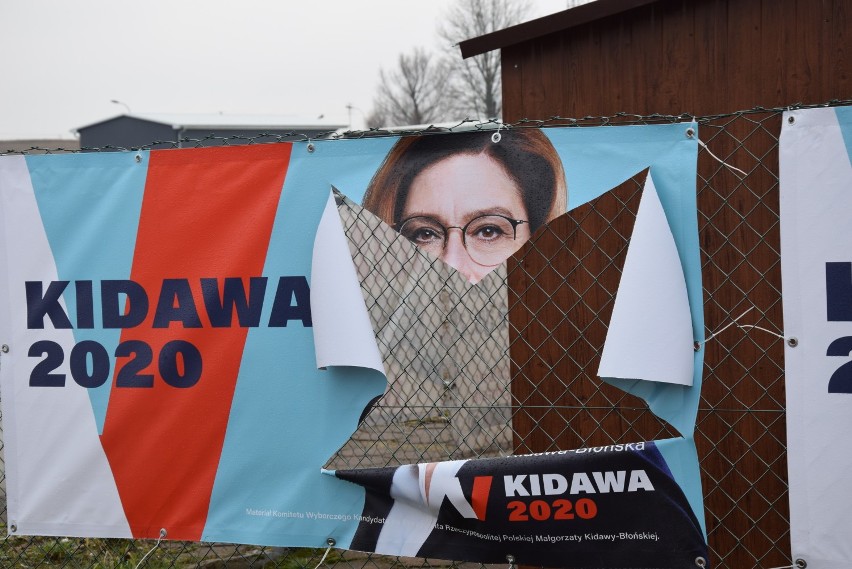 Wybory Prezydenta RP 2020. W Suwałkach działacze Koalicji Obywatelskiej powiesili nowe banery Małgorzaty Kidawy Błońskiej [Zdjęcia]