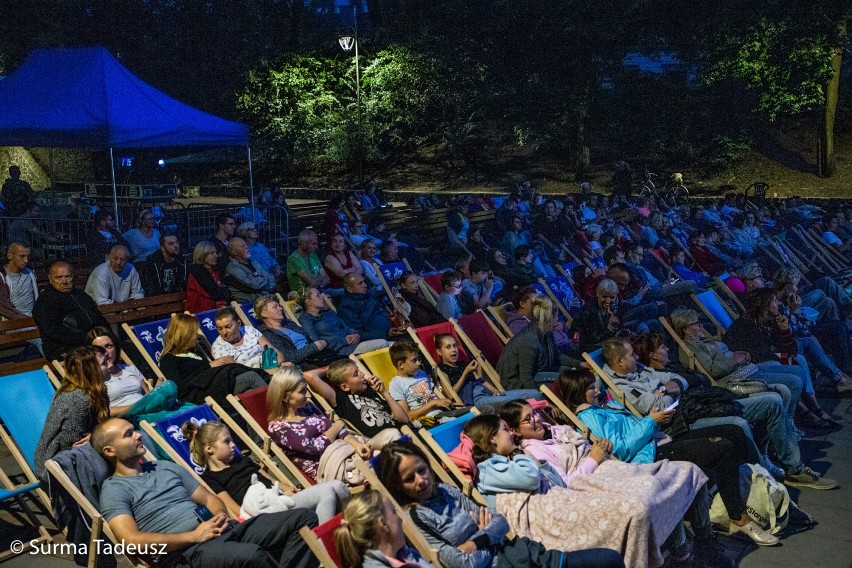 Kino na leżakach. Obejrzeli  film pt. "Co Ty wiesz o swoim dziadku?"