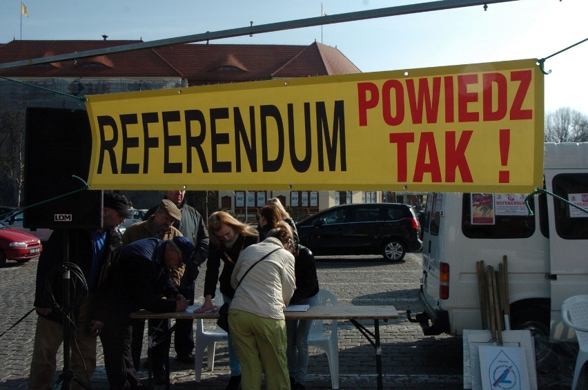 Szkoła Podstawowa nr 7 Słupsk: Referendum przed ratuszem w obronie szkoły [FOTO, FILM]