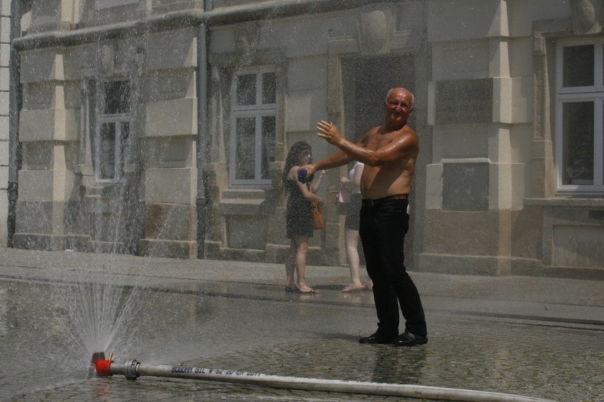 Strażacy ulżyli legniczanom. Kurtyna wodna stanęła na Rynku (ZDJĘCIA)