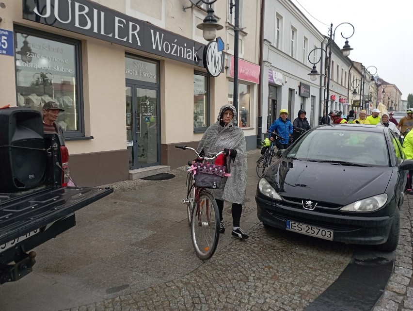 Na skierniewickim Rynku zebrali się rowerzyści by kręcić kilometry dla miasta. Rajd uniemożliwiła pogoda