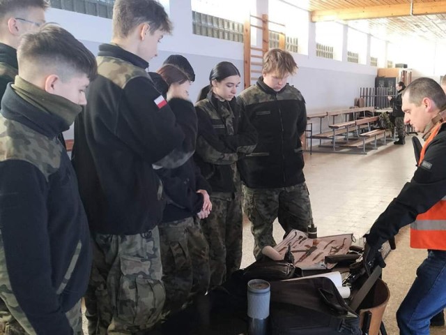 Szkolenia odbywały się pod czujnym okiem instruktorów  Tarnowskiego Klubu Strzeleckiego LOK oraz żołnierzy 11 Małopolskiej Brygady Obrony Terytorialnej i Wojskowego Centrum Rekrutacji