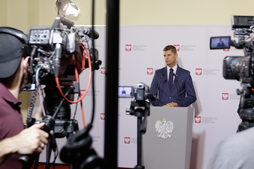 Minister Dariusz Piontowski ogłosił powrót od września do...