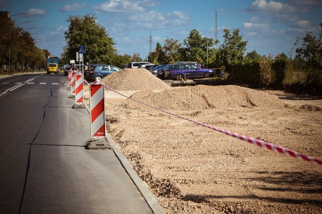 Miasto zdobyło kasę na przebudowę ulicy Sobieskiego oraz budowę parkingu przy komendzie policji, gdzie auta stały na trawniku.