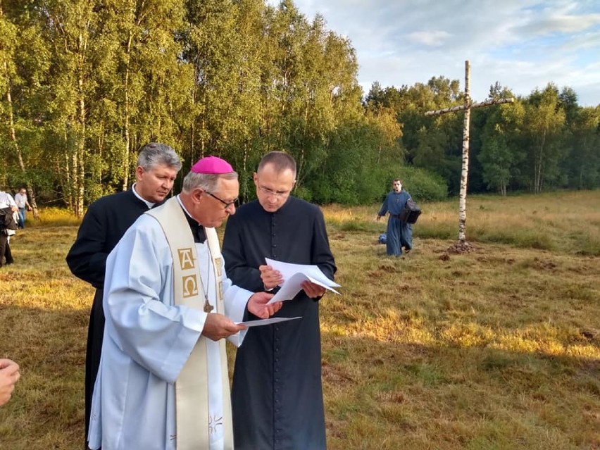 Miejsce pod pustelnię poświęcił biskup Edward Dajczak