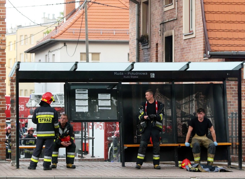 Wybuch gazu w Rudzie Śląskiej. Mieszkańcy kamienicy przy Wolności nie mogą wrócić do domu. Czekają na lokale zastępcze. ZDJĘCIA