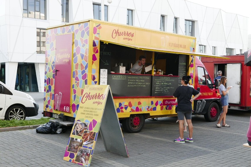 Ursynowski festiwal street food. Na zakończenie wakacji food trucki zaparkowały przy Urzędzie Dzielnicy 