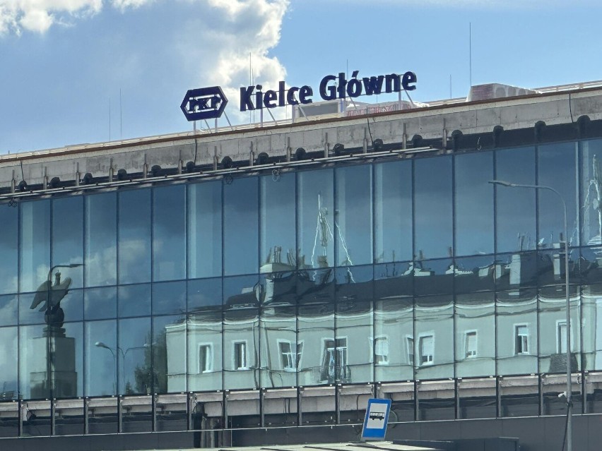 Na budynku dworca PKP w Kielcach pojawiła się nowa nazwa...