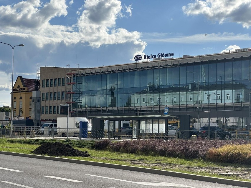 Stacja kolejowa w Kielcach ma nową nazwę. Napis już wisi na remontowanym budynku dworca. Zobacz zdjęcia