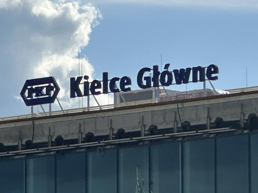 Stacja kolejowa w Kielcach ma nową nazwę. Napis już wisi na remontowanym budynku dworca. Zobacz zdjęcia