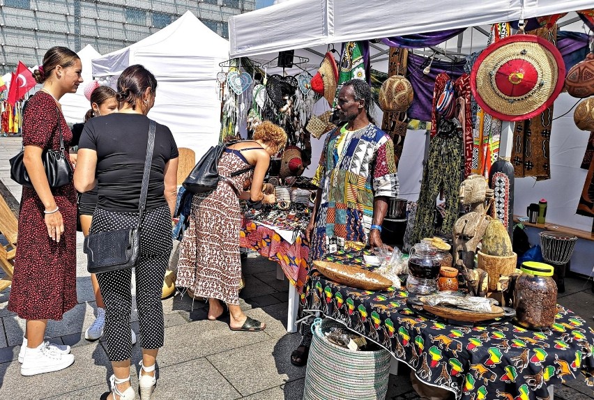 Taniec, muzyka i artyści z różnych stron świata. Trwa Festiwal Kultur w Galerii Krakowskiej [ZDJĘCIA]