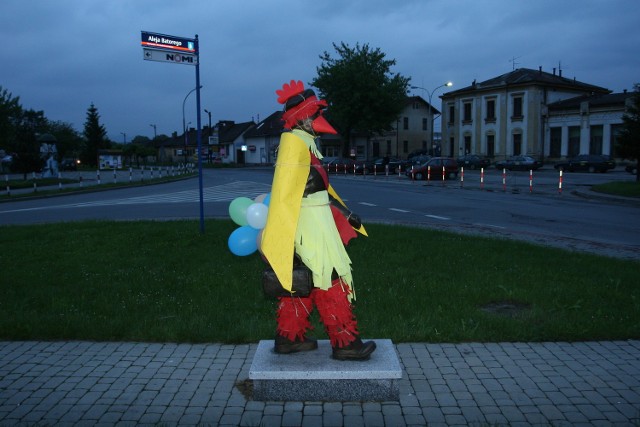 Nowy Sącz. "Przystrojony" pomnik kolejarza